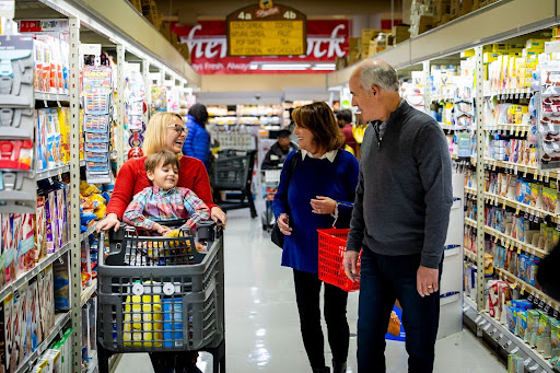 Bob talking to Pennsylvania families at a grocery store