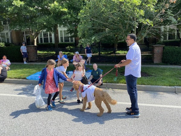 Young Marylanders meeting Max the dog!