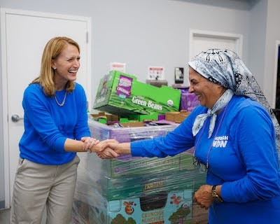 Brooke meeting a volunteer at Nourish Now